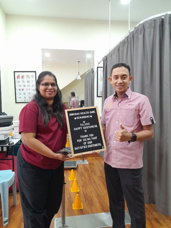 Pasukan Iswanah bersama pelanggan